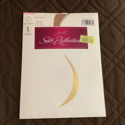 Hanes Silk Reflections Silky Sheer Pantyhose Style 715 Size AB Little Color